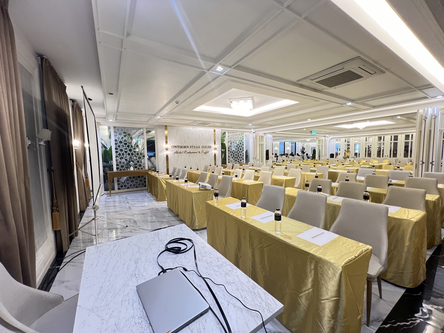 ห้องประชุมสินธรจัดโต๊ะและเก้าอี้แบบ Classroom